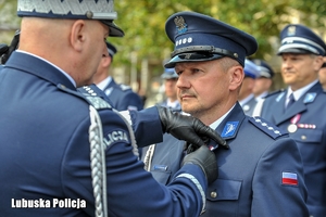 Policjant otrzymuje odznaczenie