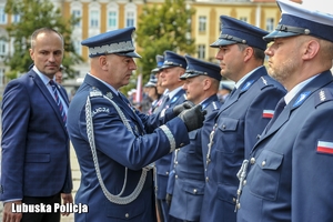 Policjant otrzymuje odznaczenie