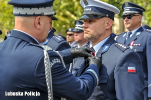 Policjant otrzymuje odznaczenie