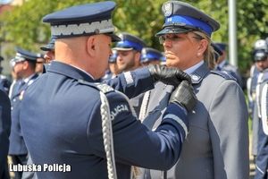 Policjantka otrzymuje odznaczenie