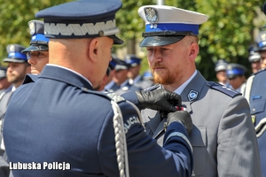 Policjant otrzymuje odznaczenie