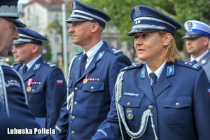 Policjantka otrzymuje gratulacje