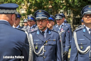 Policjant otrzymuje gratulacje