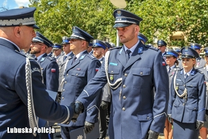 Policjant otrzymuje gratulacje