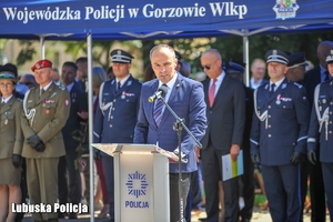 Przemowa mężczyzny podczas Święta Policji