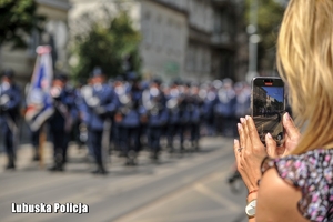 Kobieta robiąca zdjęcie kompanii honorowej