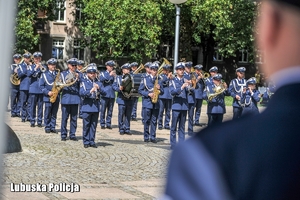 Wystąpienie orkiestry policyjnej podczas Święta Policji