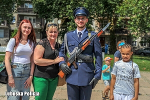 Policjant kompanii honorowej z przybyłymi gośćmi uroczystości