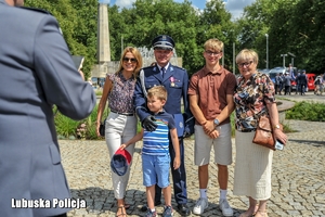 Policjant z przybyłymi gośćmi uroczystości