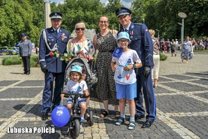 Policjant z przybyłymi gośćmi uroczystości