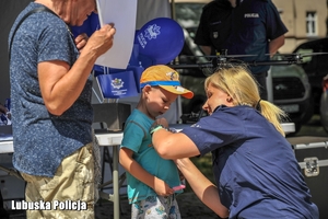 Policjantka z przybyłymi gośćmi uroczystości