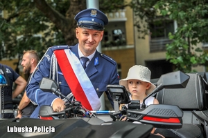 Policjant z dzieckiem