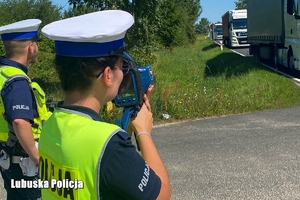 Policjantka kontroluje prędkość pojazdów