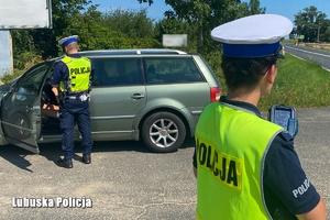 Policjanci w trakcie kontroli pojazdu