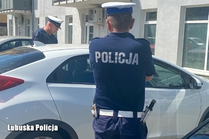 Policjanci w trakcie kontroli pojazdu