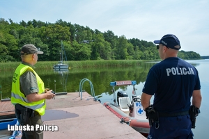 Policjanci nad brzegiem jeziora