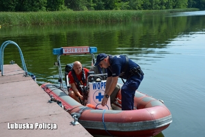 Policjanci na łodzi policyjnej