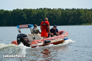 Policjanci na łodzi patrolują jezioro