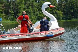 Policjanci rozmawiają z osobami przebywającymi na jeziorze