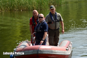 Policjanci na łodzi policyjnej