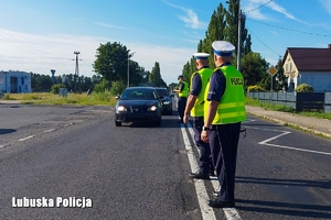 Policjanci ruchu drogowego w trakcie kontroli pojazdu