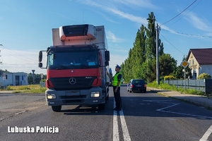 Policjant ruchu drogowego przy badaniu trzeźwości kierowcy