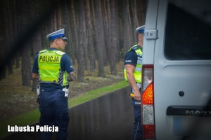 Policjanci ruchu drogowego podczas kontroli pojazdów