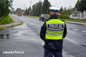 Policjant ruchu drogowego obserwuje drogę