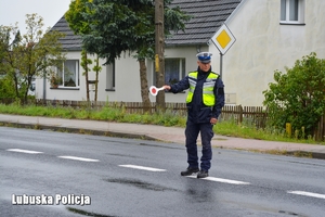 Policjant ruchu drogowego kieruje ruchem pojazdów