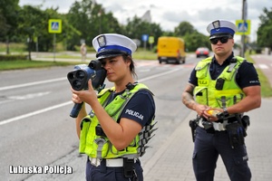 Policjanci ruchu drogowego mierzą prędkość pojazdów