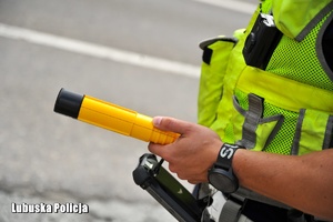 Policjant ruchu drogowego trzyma urządzenie kontrolne