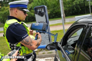 Policjanci ruchu drogowego rozmawia z kierowcą podczas kontroli