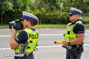 Policjanci ruchu drogowego mierzą prędkość pojazdów