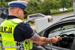 Policjant ruchu drogowego podczas kontroli pojazdu