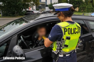 Policjantka ruchu drogowego przy badaniu trzeźwości kierowcy
