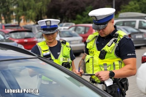 Policjanci ruchu drogowego przy kontroli pojazdu