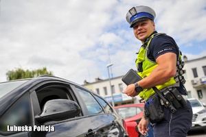 Policjant ruchu drogowego przy kontroli pojazdu
