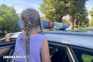 Dzieci zapoznają się z radiowozem policji