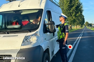 Policjant ruchu drogowego przy badaniu trzeźwości kierowcy