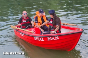 Policjanci na łodzi