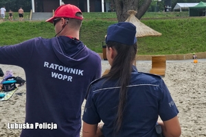 Policjantka z ratownikiem