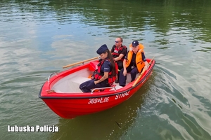 Policjanci na łodzi