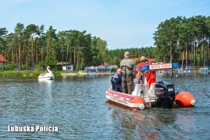 Policjanci na łodzi patrolują jezioro