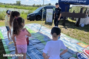 Policjantka z bawiącymi się dziećmi