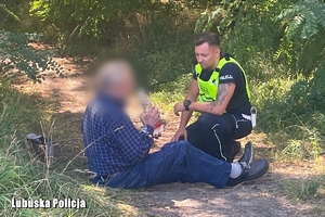 Policjant z odnalezioną osobą