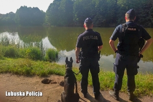 Policjanci kontrolują akwen