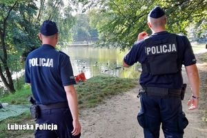 Policjanci kontrolują akwen