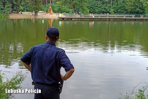 Policjanci kontrolują akwen