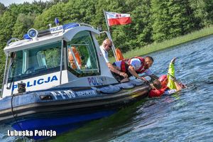 Policjanci na łódce podczas ćwiczeń na jeziorze.