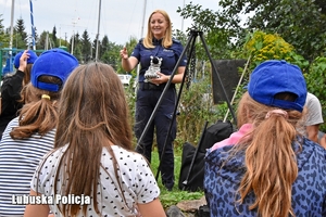 Policjantka rozmawia z dziećmi